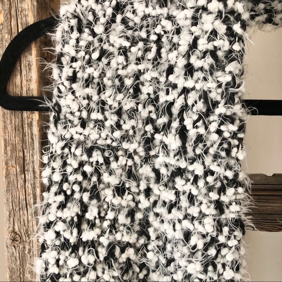 ⚫️ Black & White Infinity Scarf - Picture 3 of 6